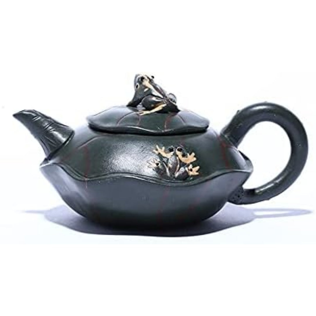 Teiera e tazza per una porzione di infuso con filtro per le foglie e con uscita antigoccia