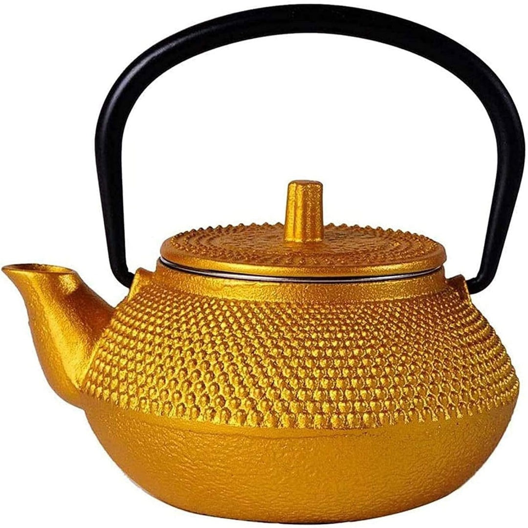 Te pronto da versare dalla propria teiera in ghisa e di colore arancione