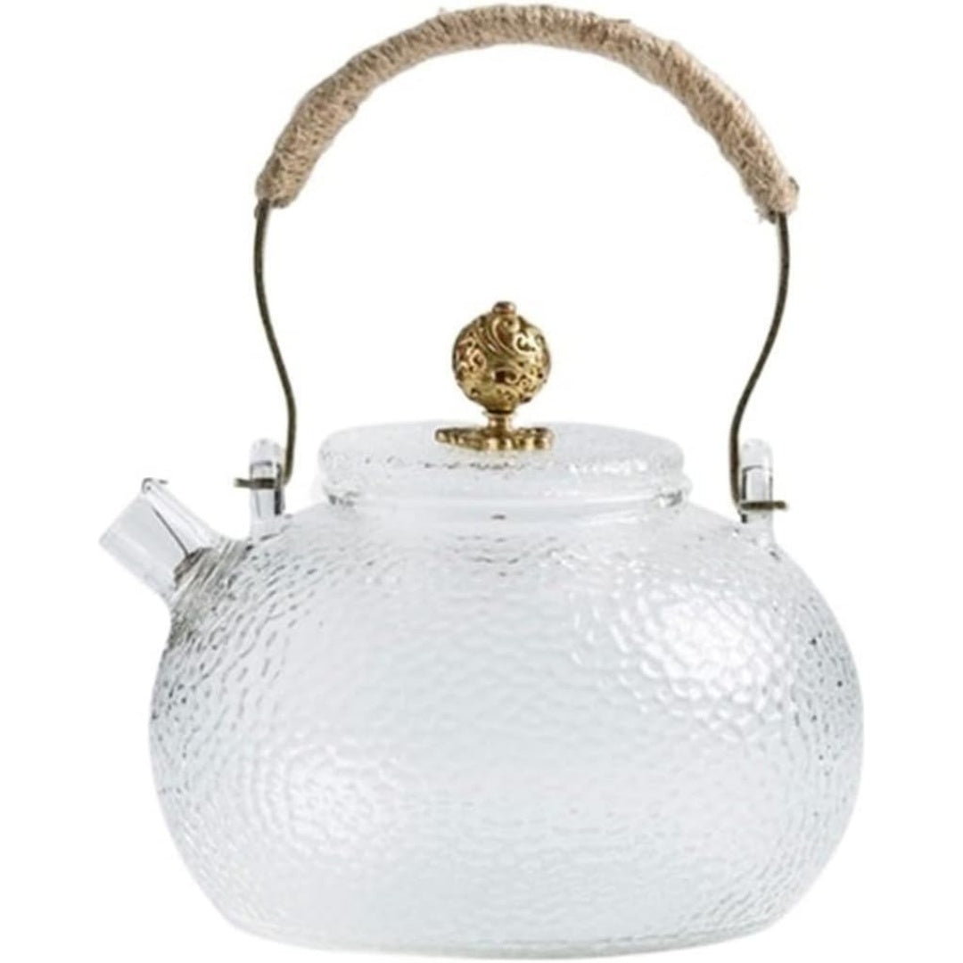 Te pronto da versare dalla propria teiera con recipiente in vetro e di colore bianco