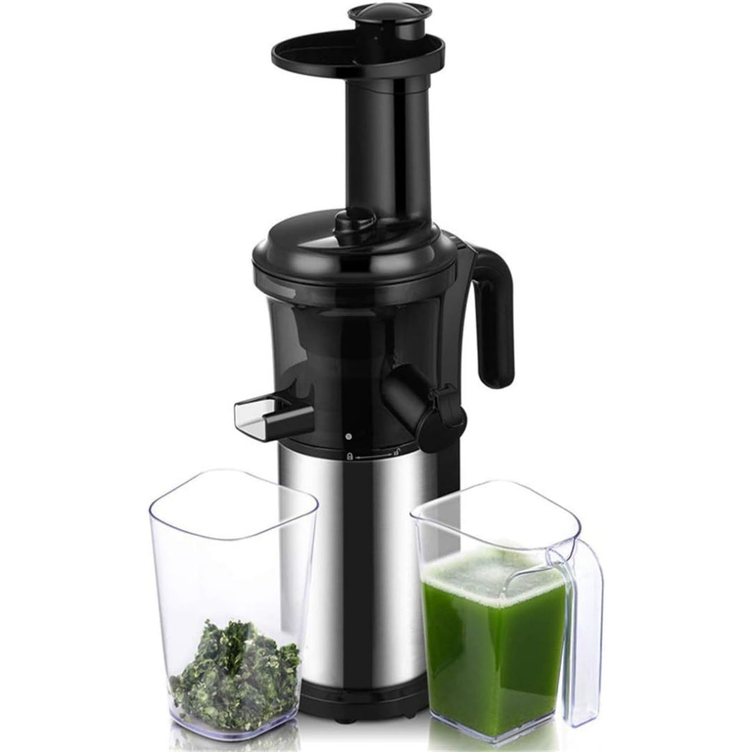 Preparazione del succo con un apparecchio dedicato di colore nero e con potenza dichiarata di 200 W