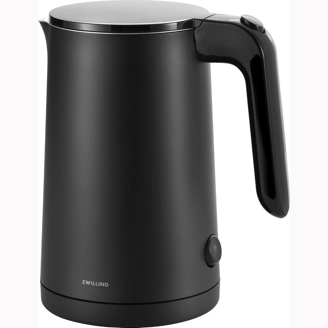 Acqua scaldata nella caraffa con manico di colore nero e con elementi in acciaio inox