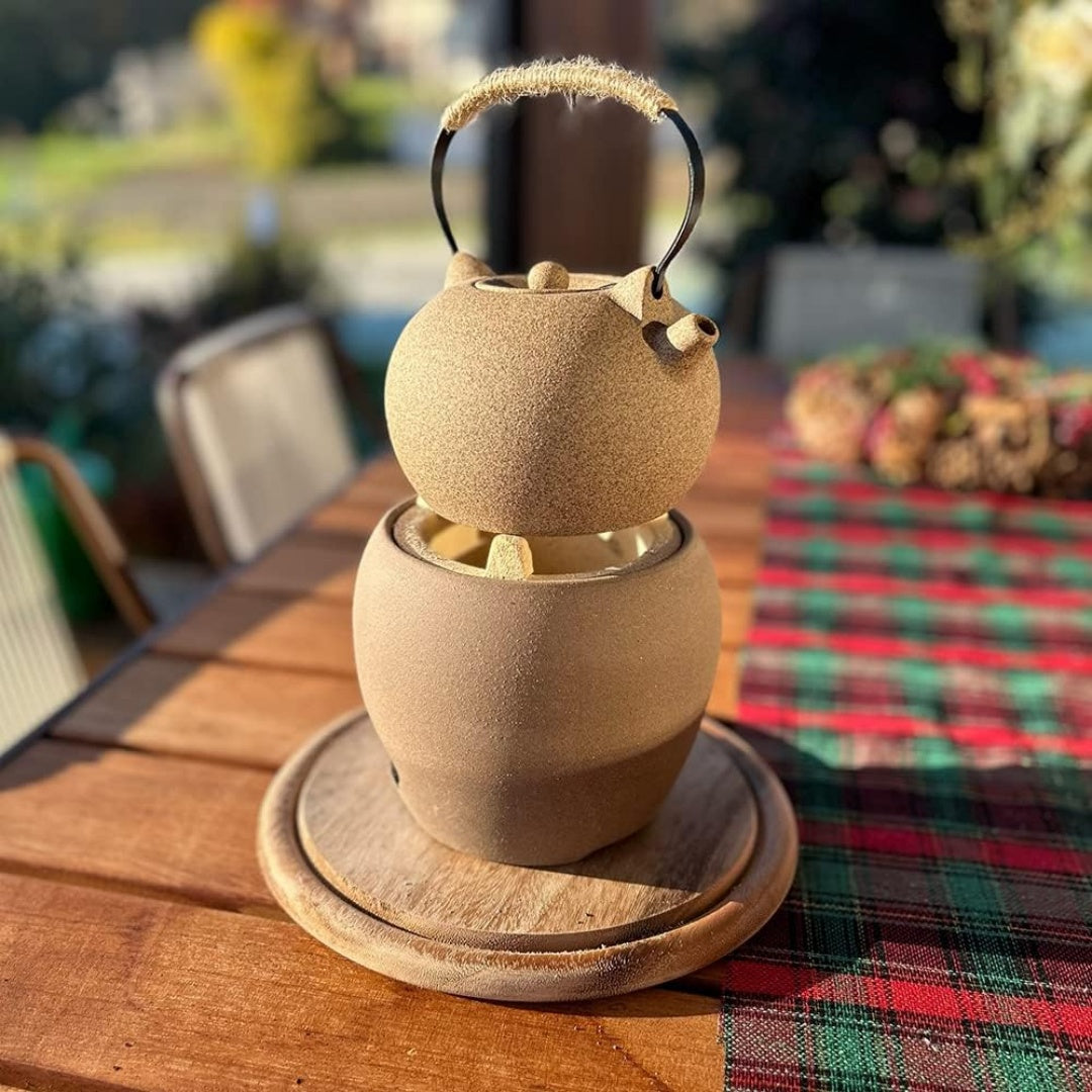 Un recipiente elettrico per il momento delle bevande di colore marrone e in ceramica