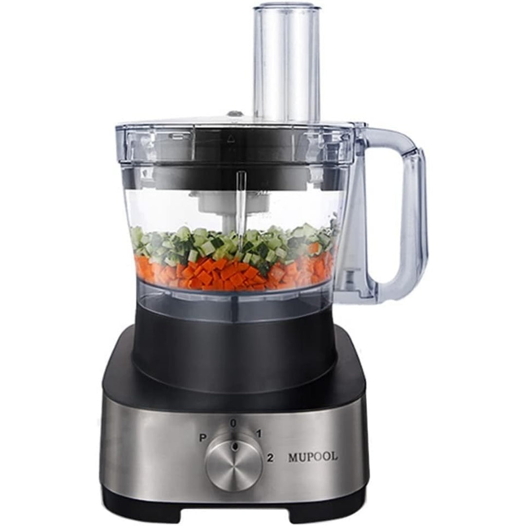 Preparazione degli ingredienti in un robot da cucina di colore argento